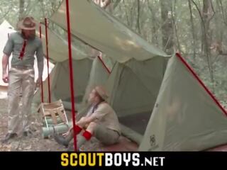 Трохи гей красунчик дупа розтягується по масивний джонсон scoutmaster статтєві зв’язки без презерватива в woods-scoutboys&period;net