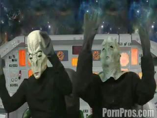 טָעִים מְאוֹד & ms.cleo acquire abducted על ידי כמה magnificent ל trot aliens ש אהבה גדול booties.