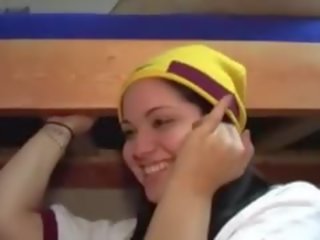 Молодий коледж студенти насолоджуючись вибух