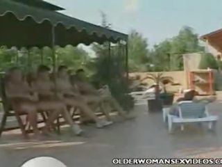 Басейна full-blown превъзходен