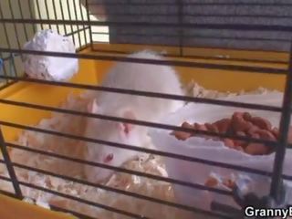 信じられません おばあちゃん 喜ば 彼女の 隣人