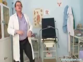Блондин бабуся розбризкування під час a гіно checkup