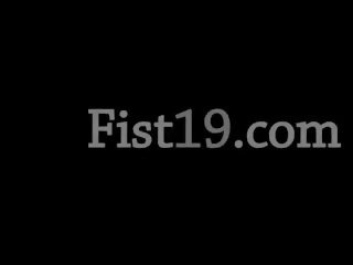 लड़कियां inserting मुट्ठी में उनके vaginas