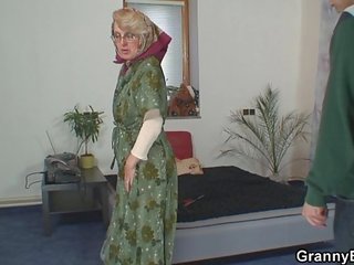 Lonely ישן סבתא משמח an צעיר juvenile