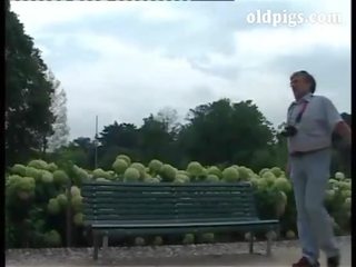 Стар съпруга в holidays изневяра на тя съпруг с а момче!