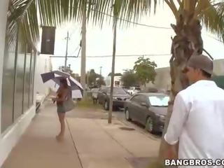 বাইক চালানো উপর একটি বিশাল পুরুষ ছড়