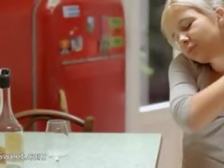 미친 것 같은 날짜 와 그녀 자신 과 포도주