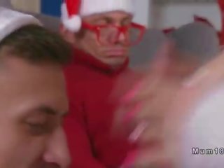 Τεράστιος βυζιά ξανθός/ιά μητέρα που θα ήθελα να γαμήσω κοντά στο μέτωπο νέος αγόρι επί χριστούγεννα eve