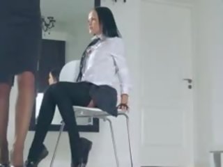 奇妙 princesses 戏弄 她自己 在 裤子