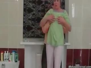 מיני aroused אחי נכנס ה חדר אמבטיה שם שלה full-blown strumpet הוא