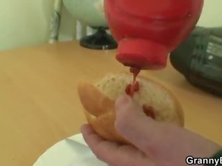 彼 ピック アップ と ファック 巨大な おばあちゃん