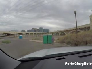Porta през дупка възрастни червенокоси опитва към смуча пенис